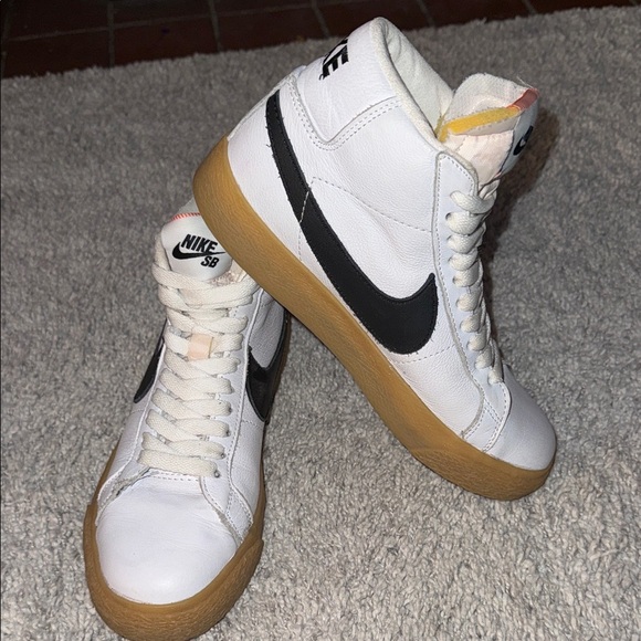 Nike Shoes - Nike SB White and Black High-Tops with Gum Soles basketball youth unisex size 5